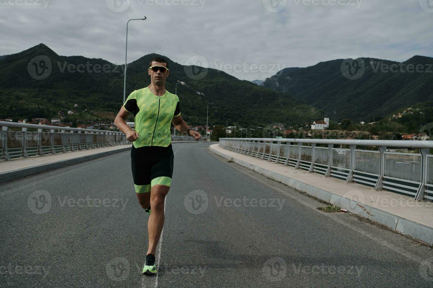 atleta di triathlon che corre su strada foto