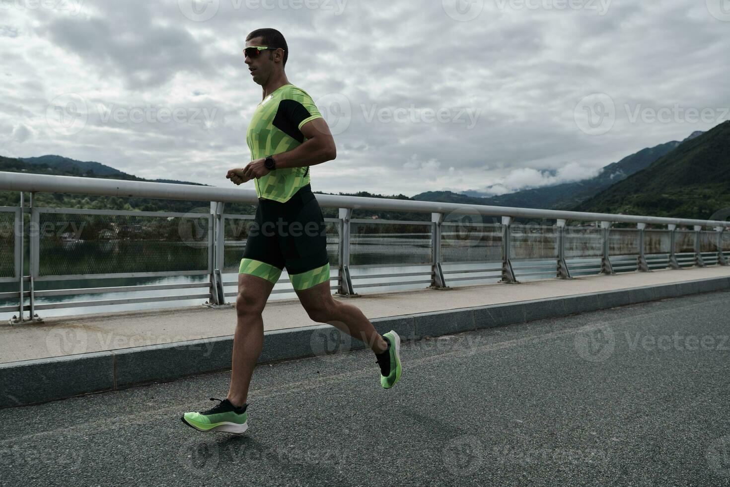 atleta di triathlon che corre su strada foto
