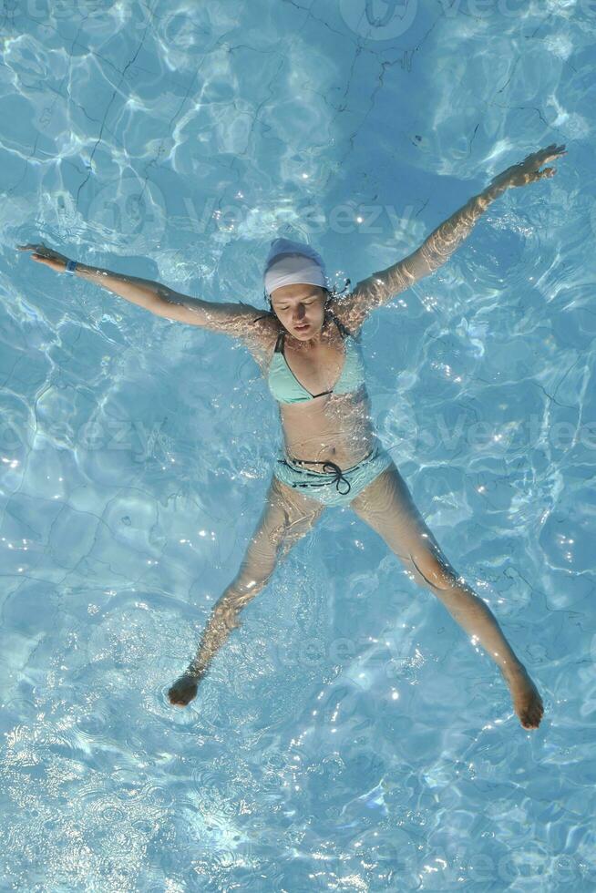 la donna si rilassa in piscina foto