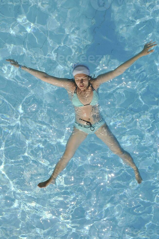 la donna si rilassa in piscina foto