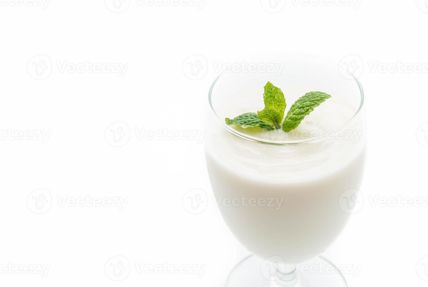 un bicchiere di yogurt su sfondo bianco foto
