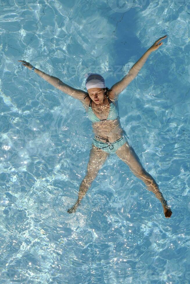 la donna si rilassa in piscina foto
