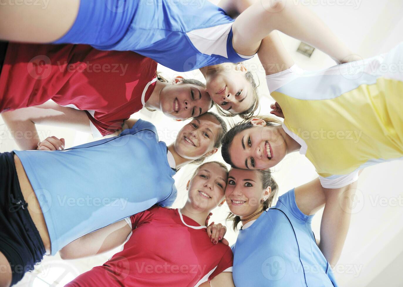 ragazze che giocano a pallavolo indoor foto