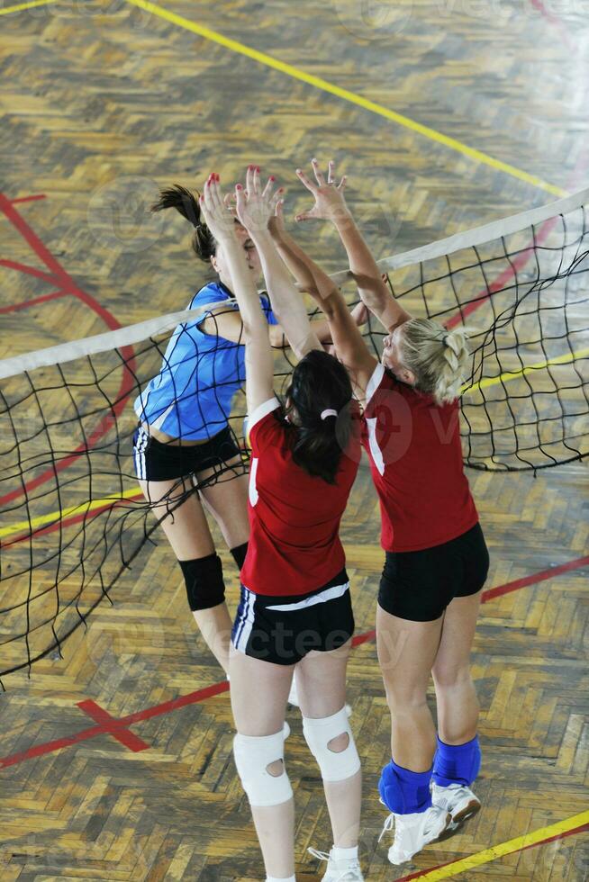 ragazze che giocano a pallavolo indoor foto