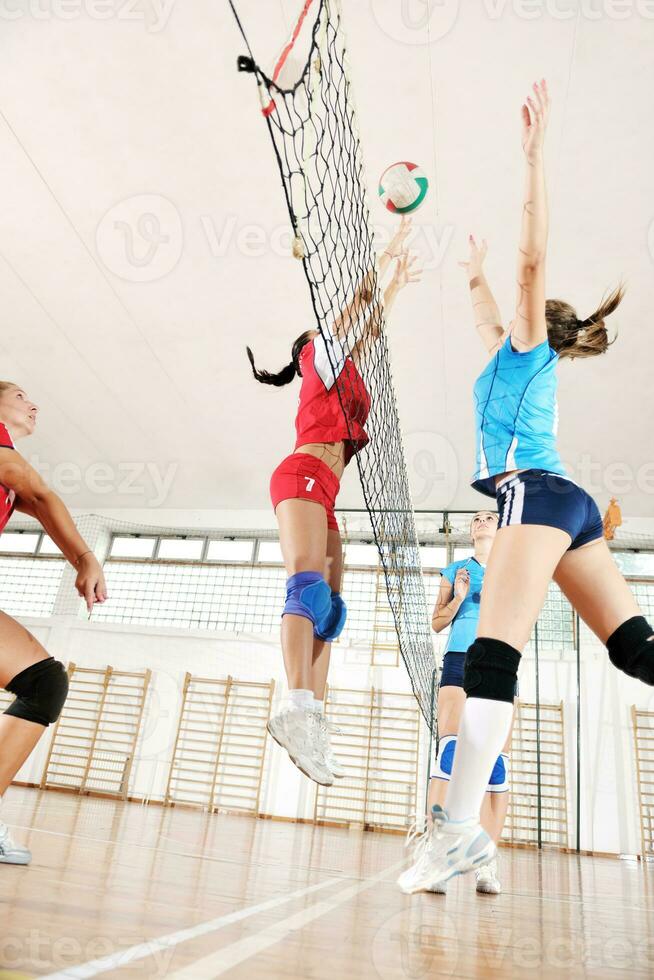 ragazze che giocano a pallavolo indoor foto