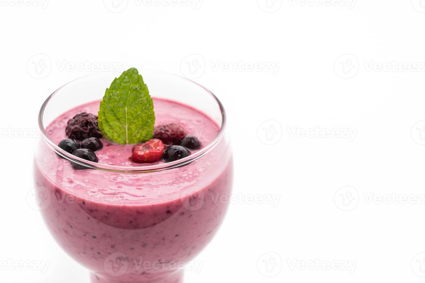 frutti di bosco misti con frullati di yogurt su sfondo bianco foto