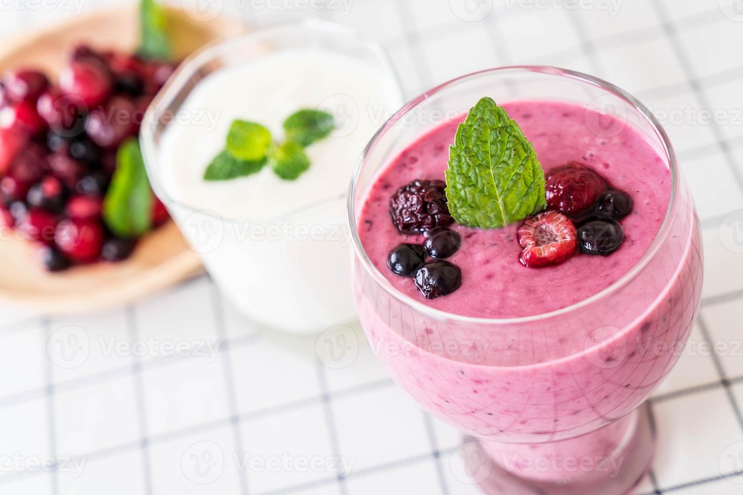 frutti di bosco misti con frullati di yogurt in tavola foto