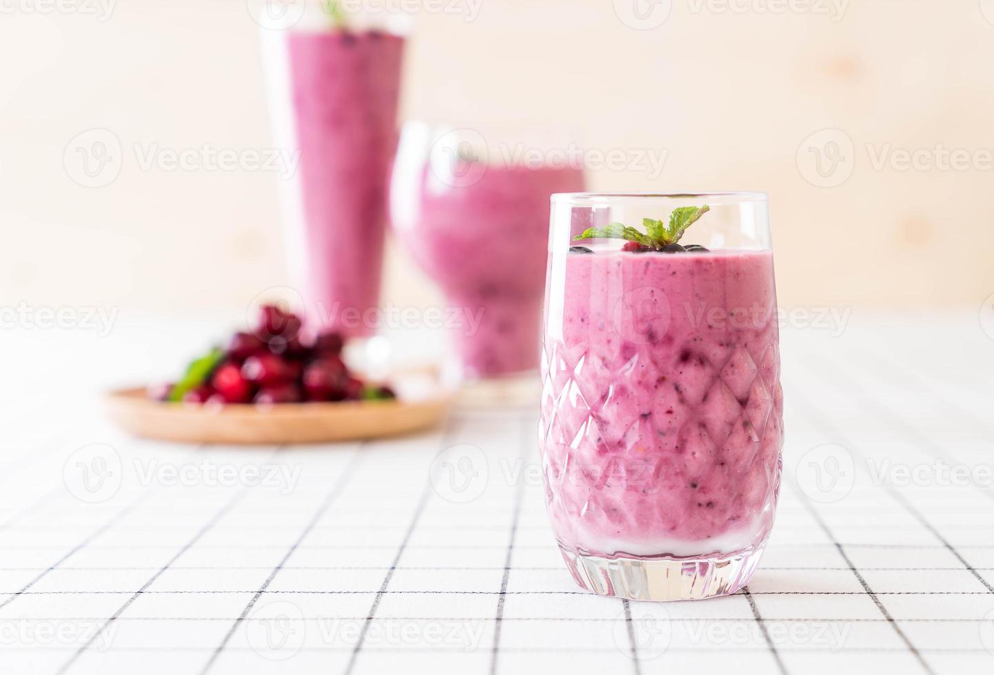 frutti di bosco misti con frullati di yogurt in tavola foto