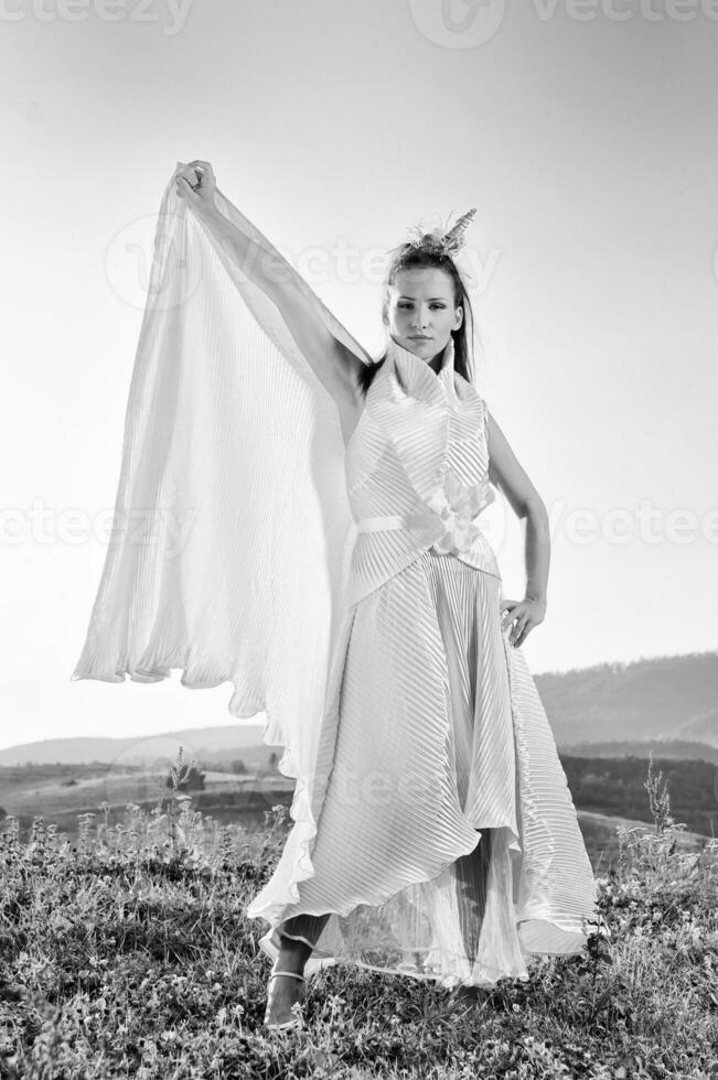 bellissimo sposa all'aperto nel nero e bianca foto