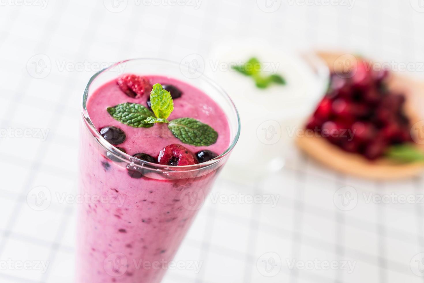 frutti di bosco misti con frullati di yogurt in tavola foto