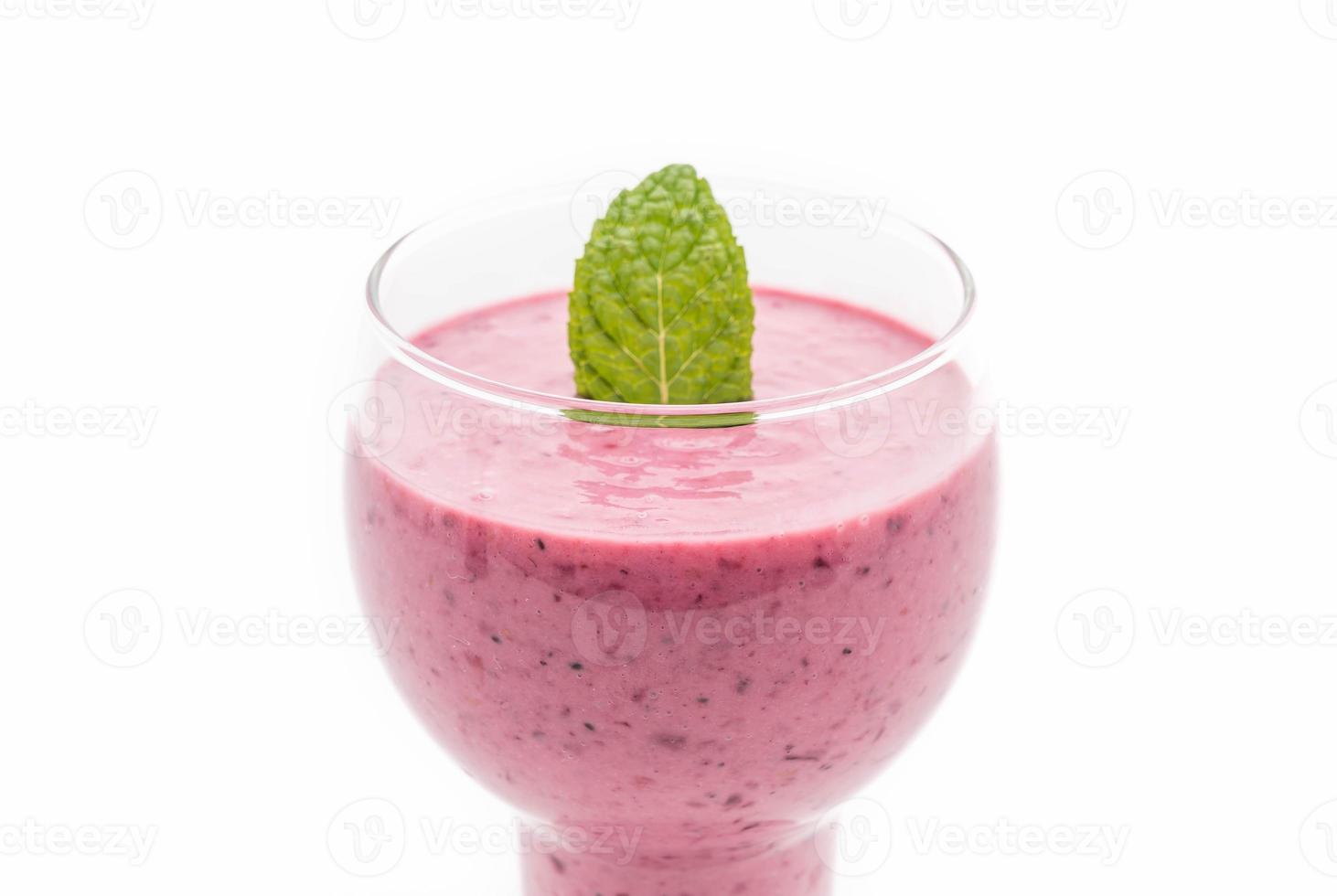 frutti di bosco misti con frullati di yogurt su sfondo bianco foto