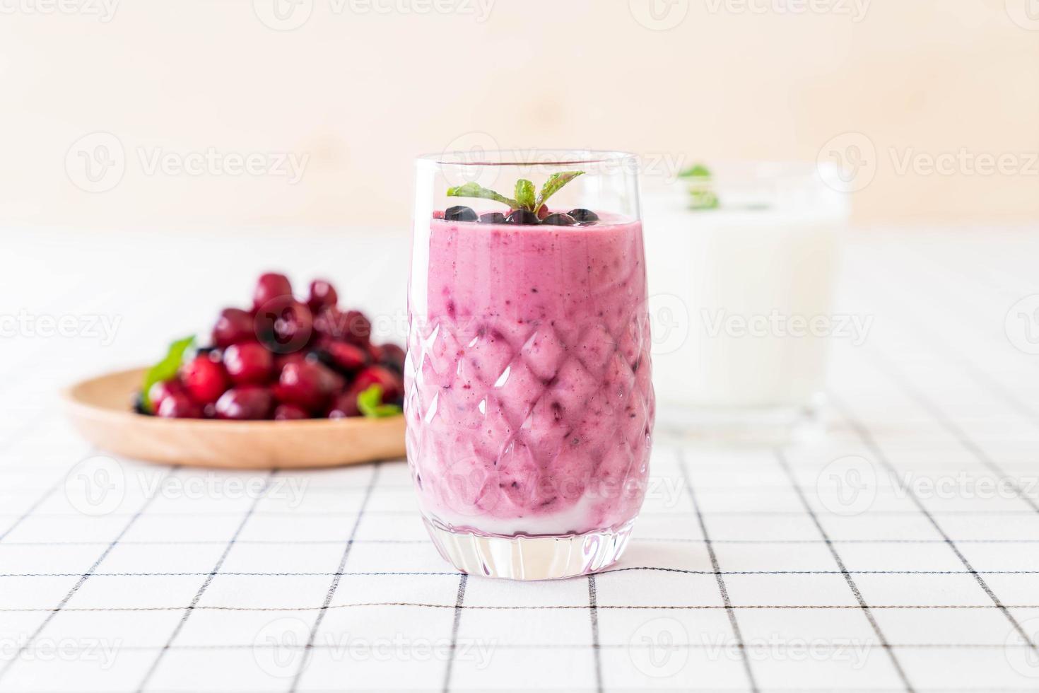 frutti di bosco misti con frullati di yogurt in tavola foto