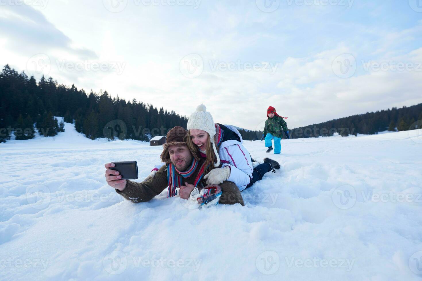 romantico coppia avere divertimento nel fresco neve e assunzione autoscatto foto