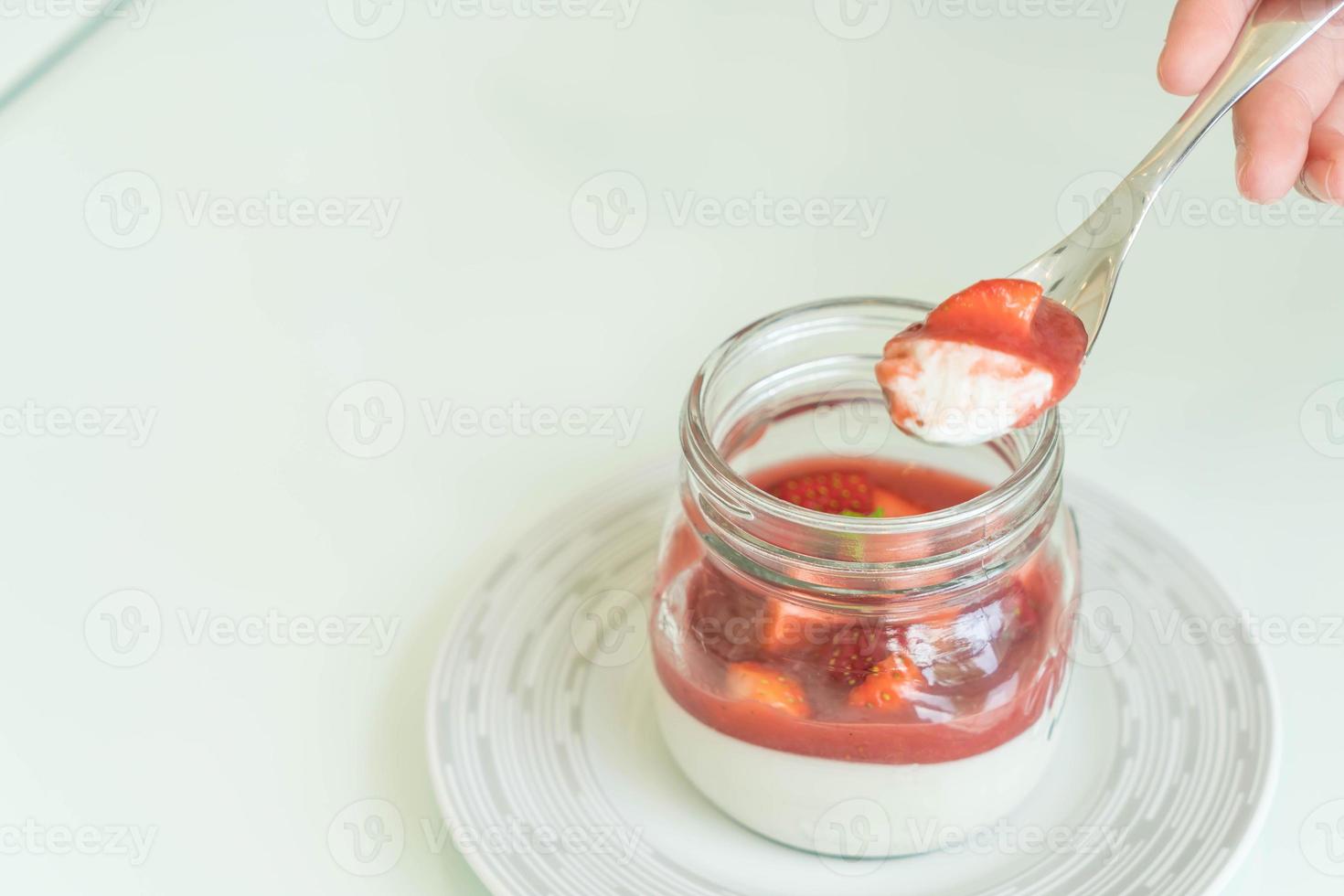 dolce fatto in casa panna cotta con salsa di fragole foto