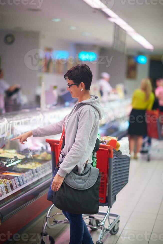 donna in un supermercato foto