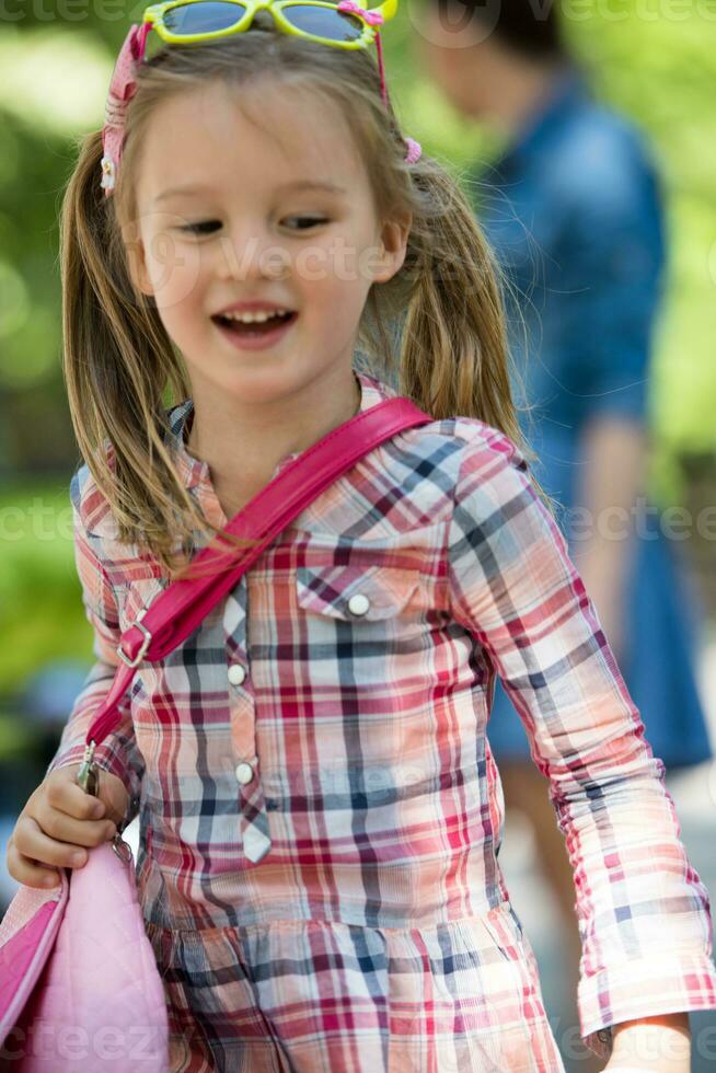 poco ragazza nel il parco foto