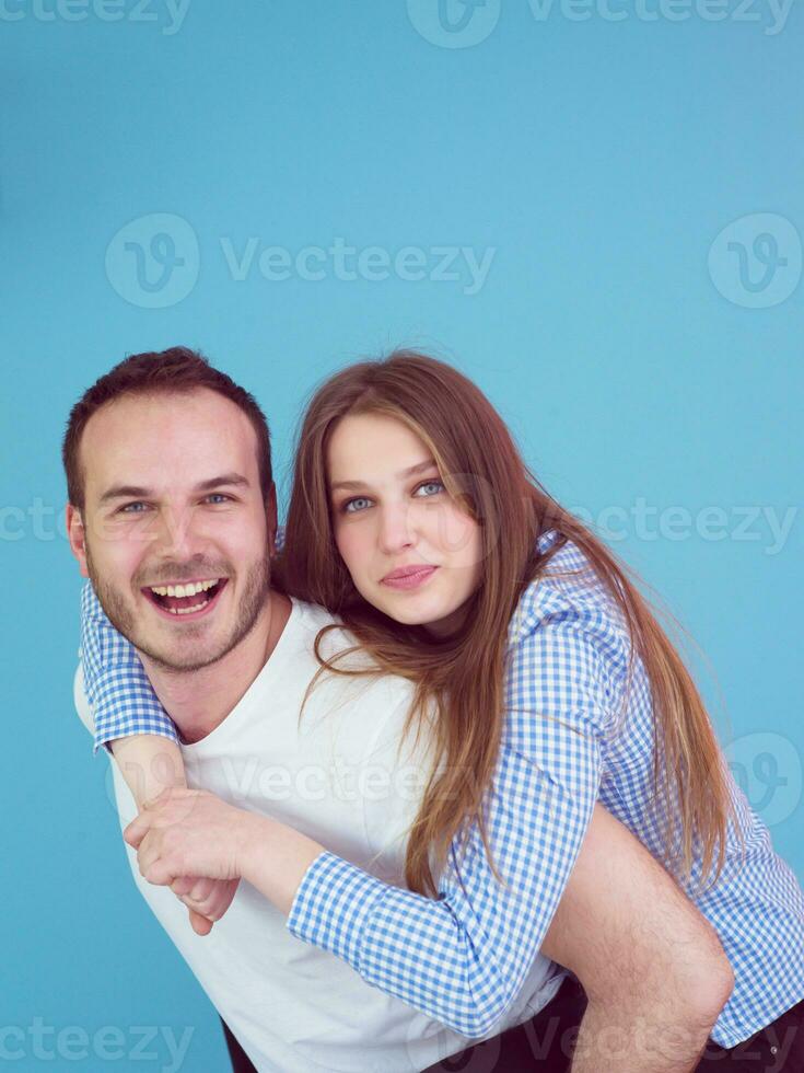giovane uomo piggybacking il suo fidanzata foto