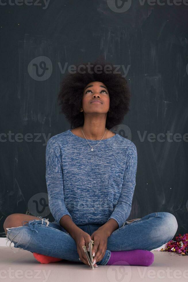 africano americano donna isolato su un' grigio sfondo foto