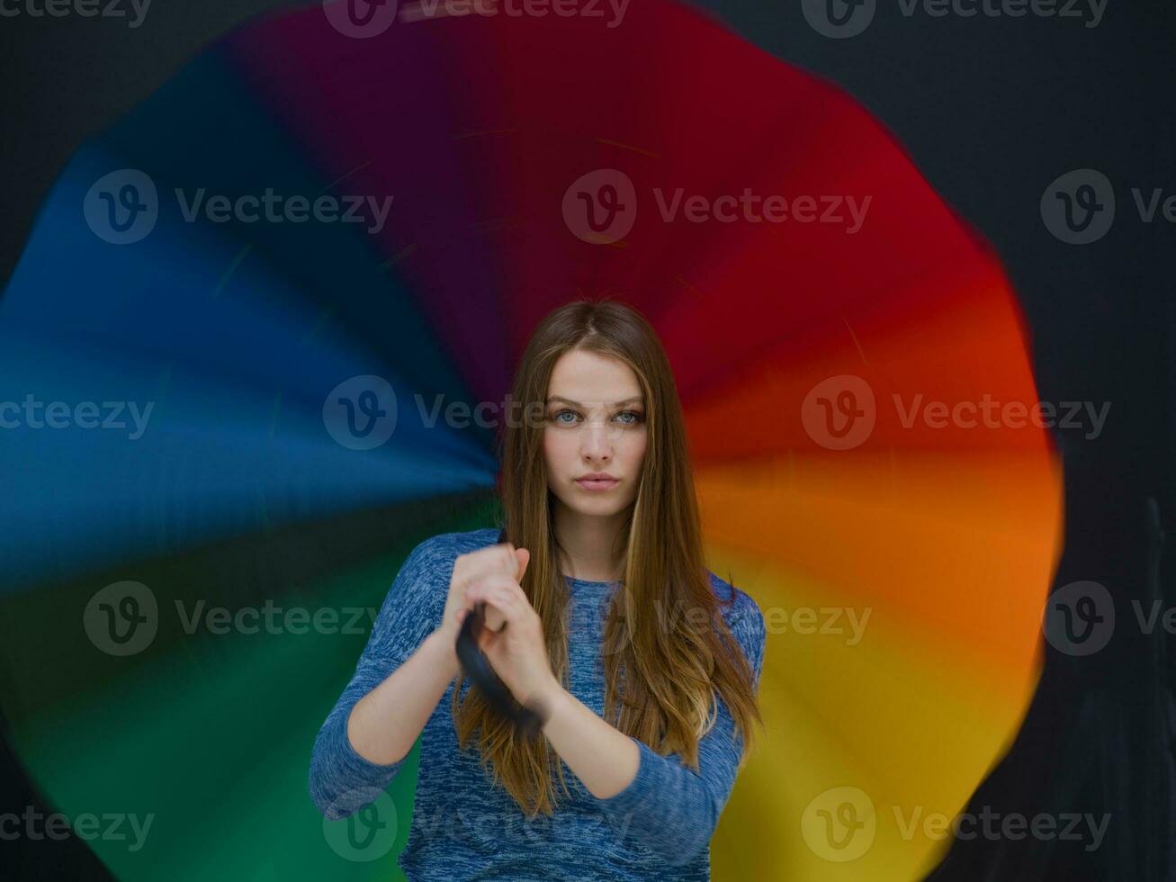 bello donna con un' colorato ombrello foto