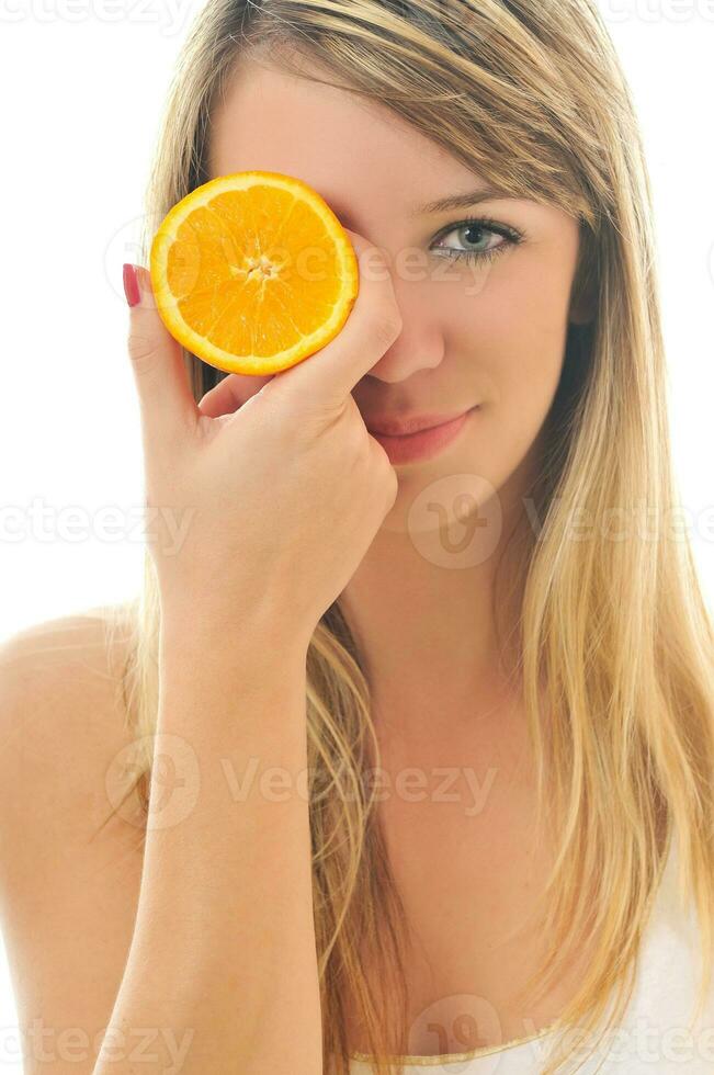 donna isolato su bianca hold arancia foto