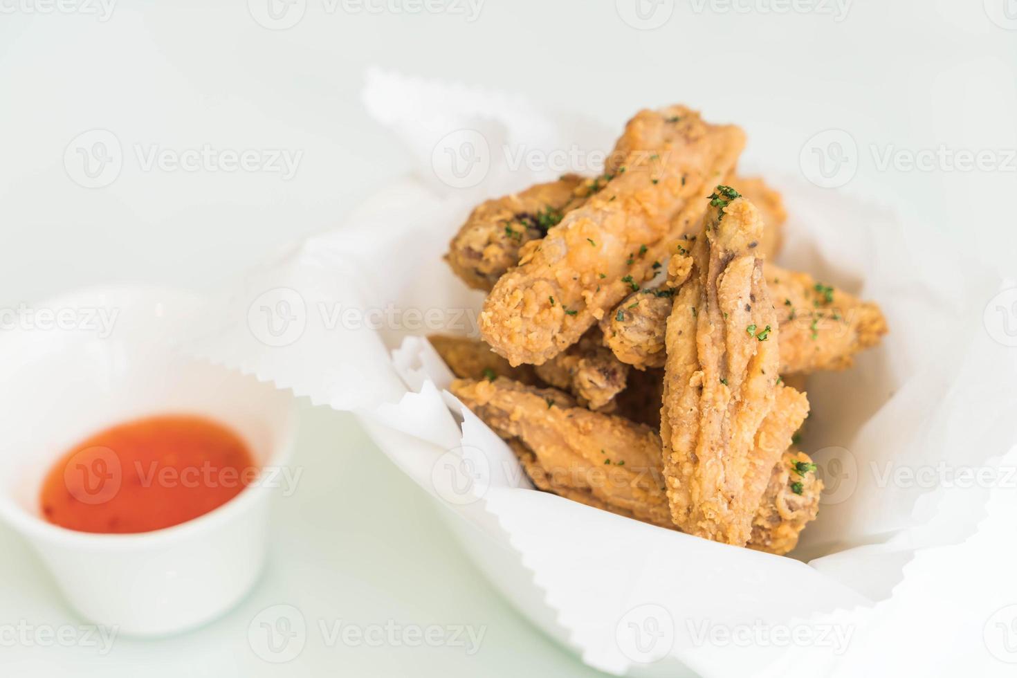 ali di pollo fritto con salsa foto