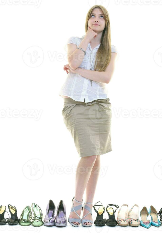 donna abbastanza giovane con l'acquisto di scarpe dipendenza, isolata su sfondo bianco foto
