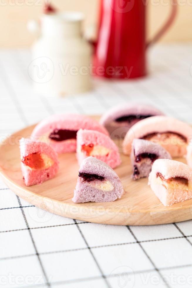 torta di gelsi, mirtilli e fragole sul tavolo foto