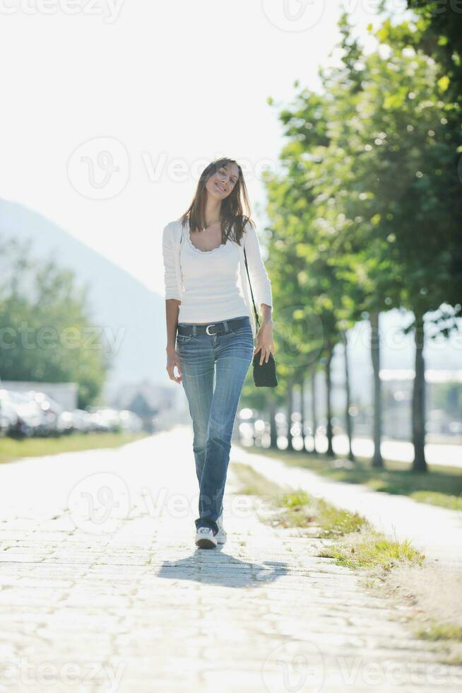 giovane donna divertiti a strada foto