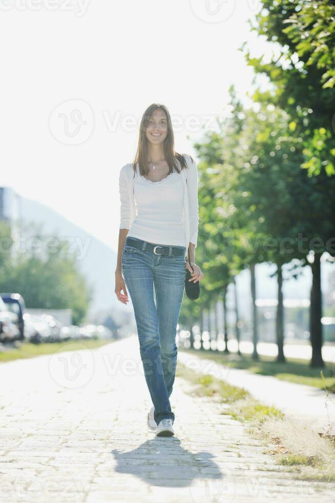 giovane donna divertiti a strada foto