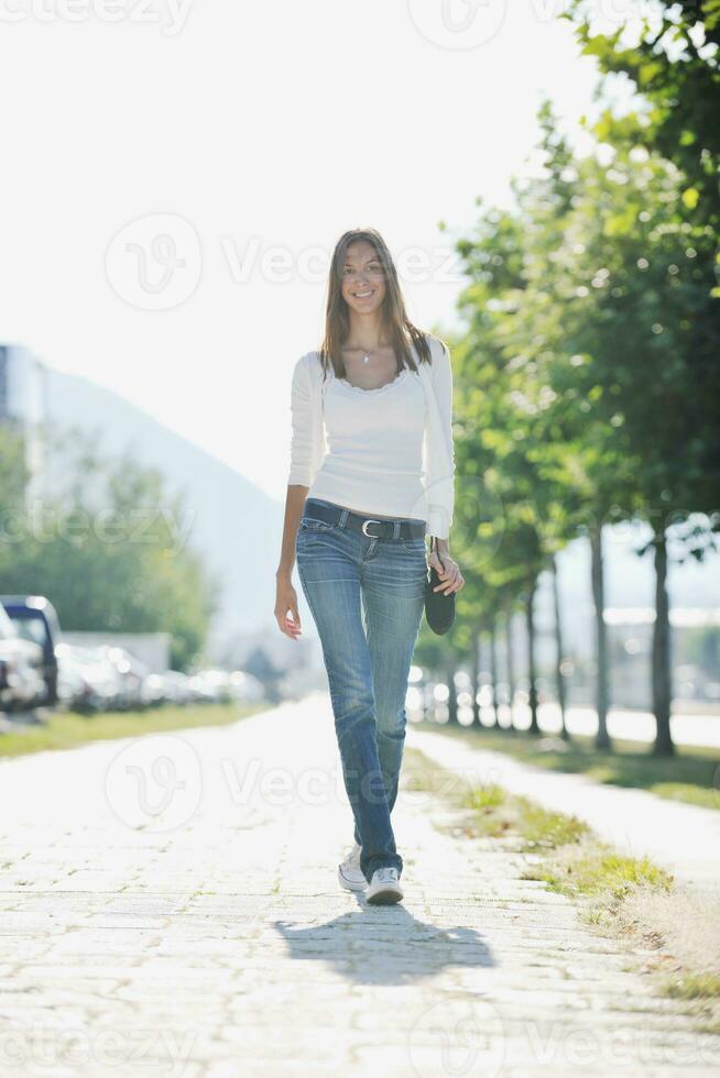 giovane donna divertiti a strada foto