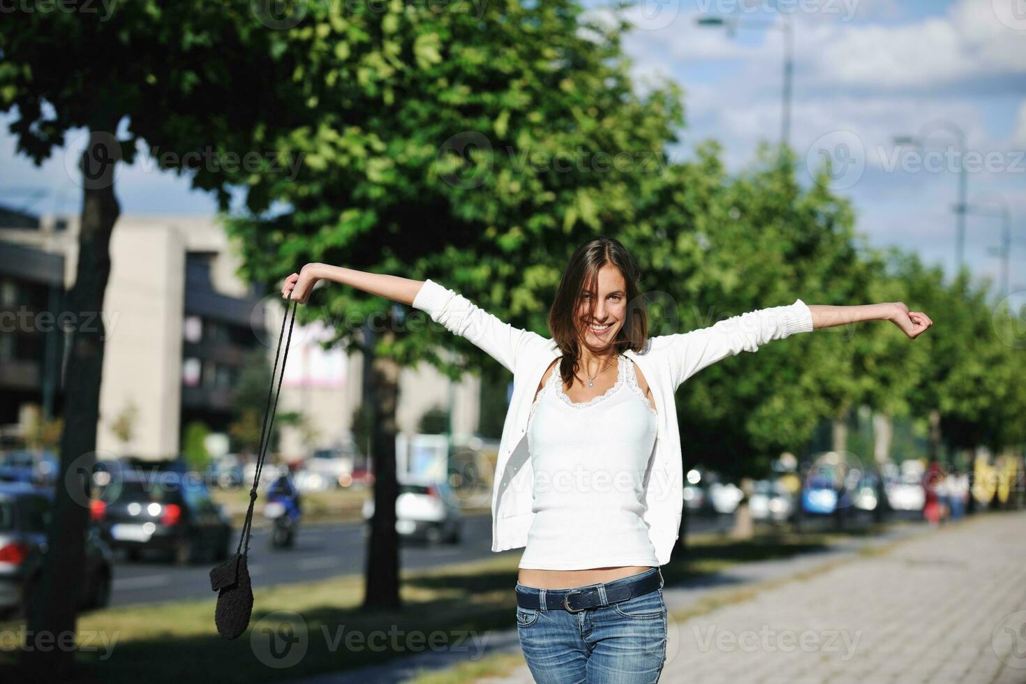 giovane donna divertiti a strada foto