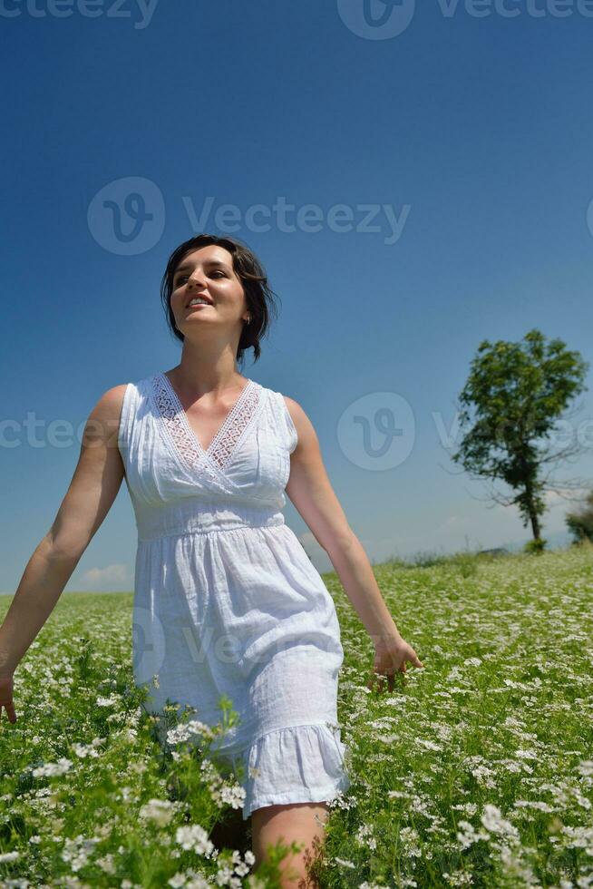 giovane donna felice in campo verde foto