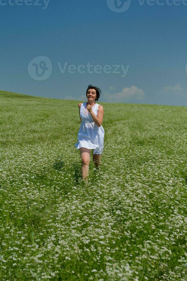 giovane donna felice in campo verde foto