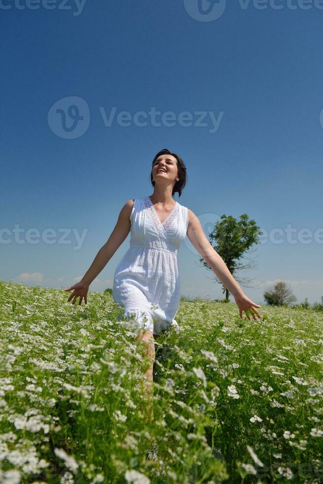 giovane donna felice in campo verde foto