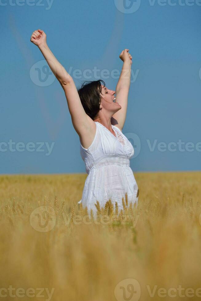 giovane donna nel campo di grano in estate foto