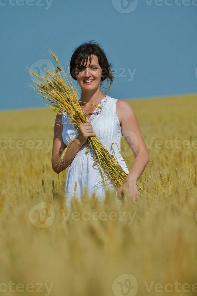 giovane donna nel campo di grano in estate foto