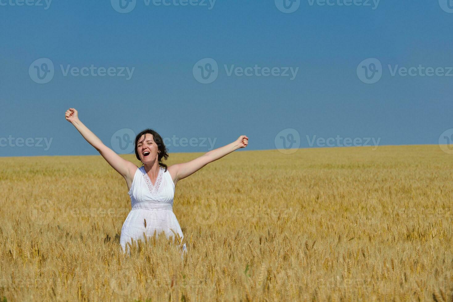 giovane donna nel campo di grano in estate foto