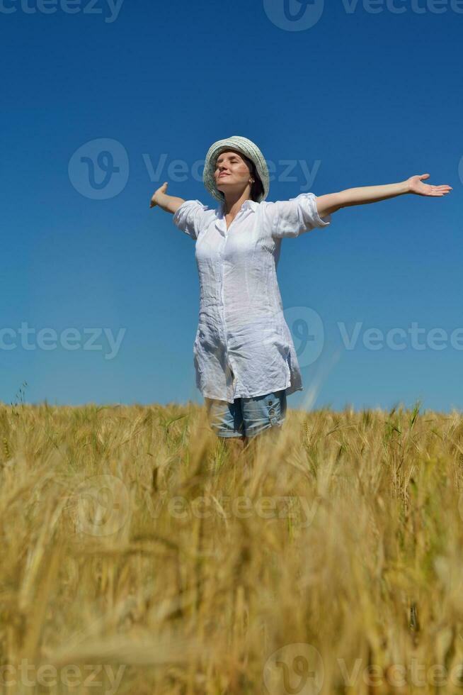 giovane donna nel campo di grano in estate foto