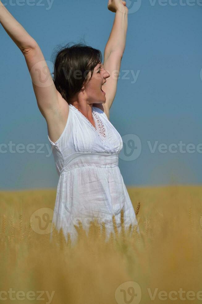 giovane donna nel campo di grano in estate foto