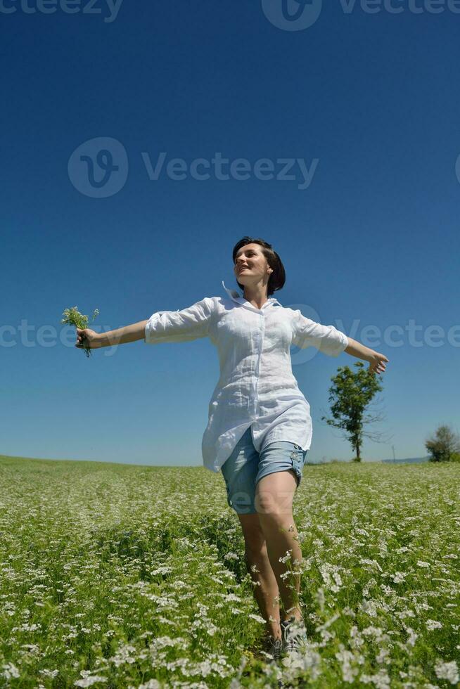 giovane donna felice in campo verde foto