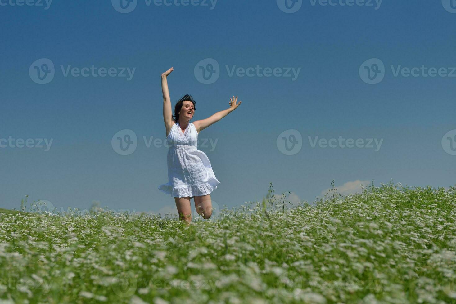 giovane donna felice in campo verde foto