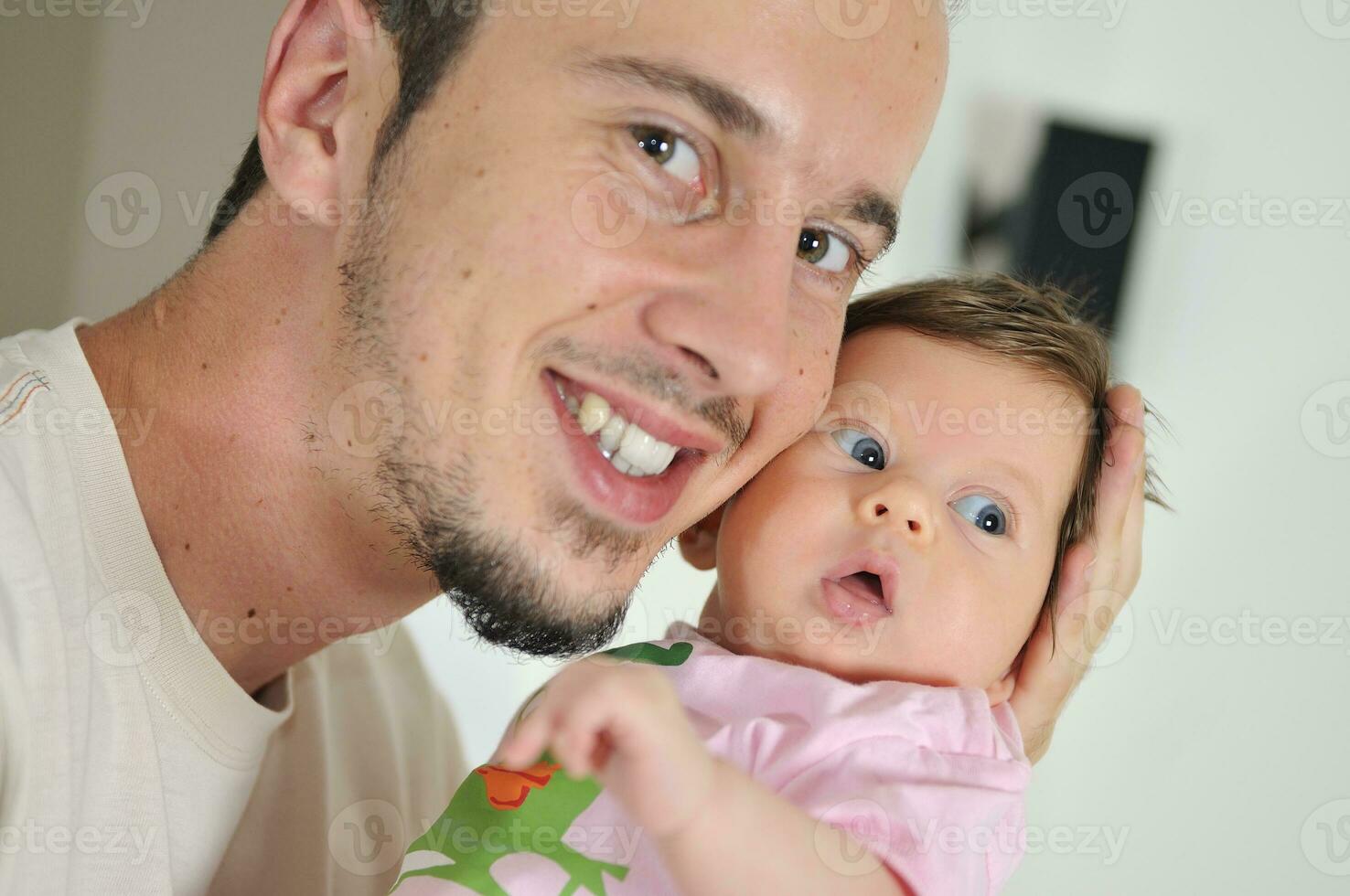 interno ritratto con contento giovane famil e carino poco bambino foto