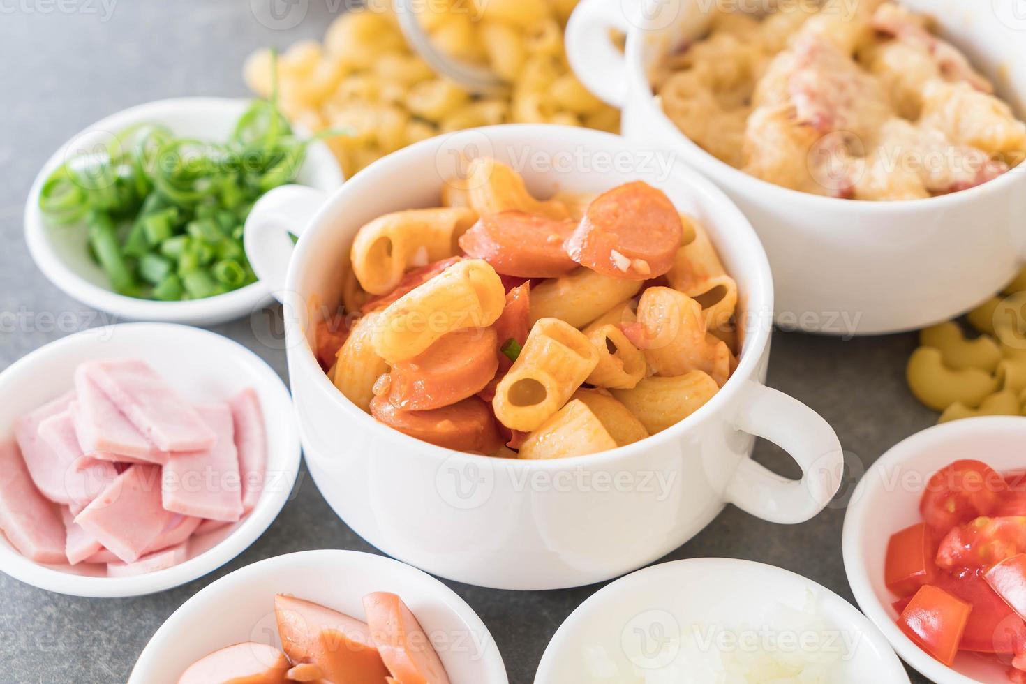 maccheroni con salsiccia in tavola foto