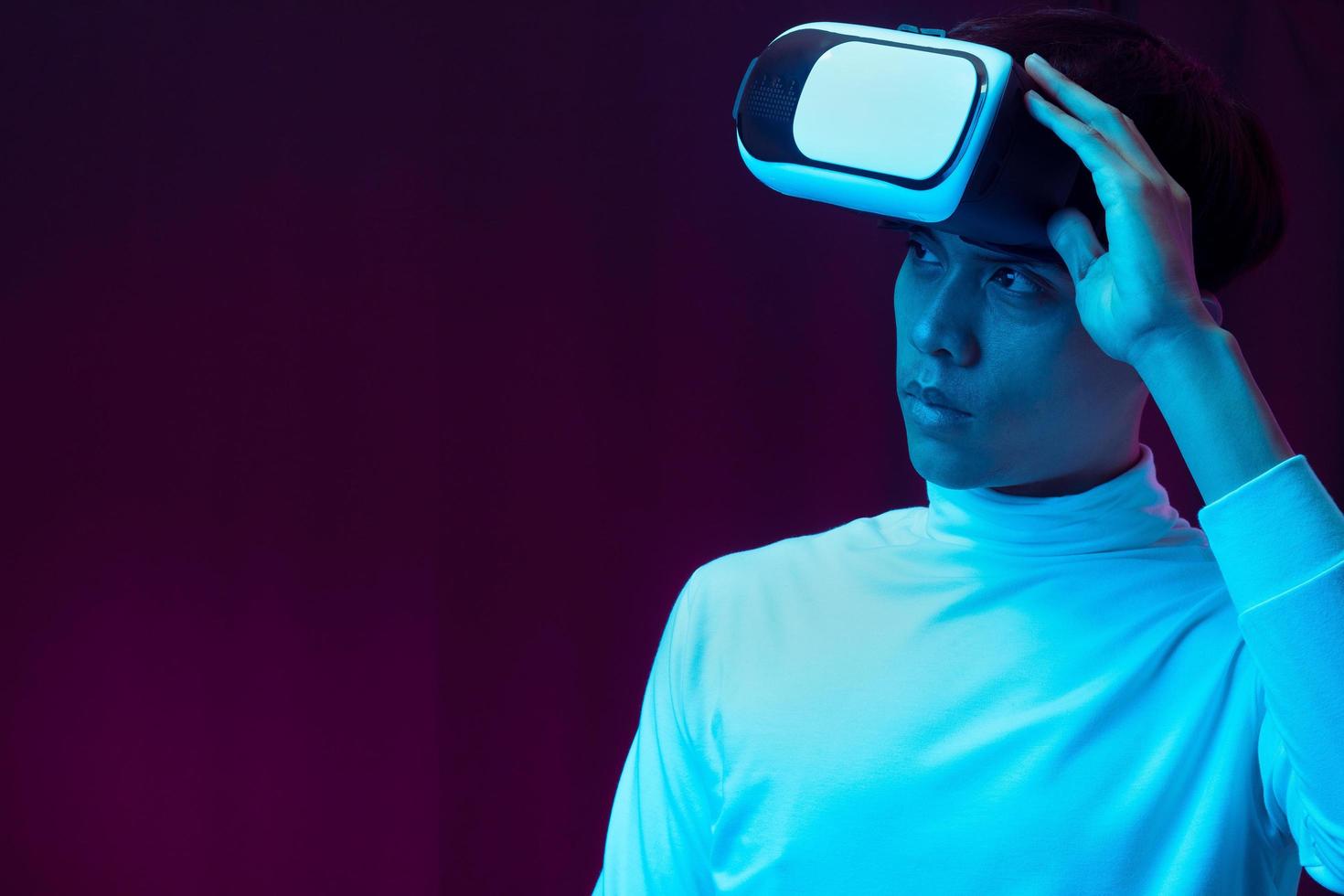 giovane uomo asiatico che indossa occhiali per realtà virtuale che guarda 360 gradi vdo foto