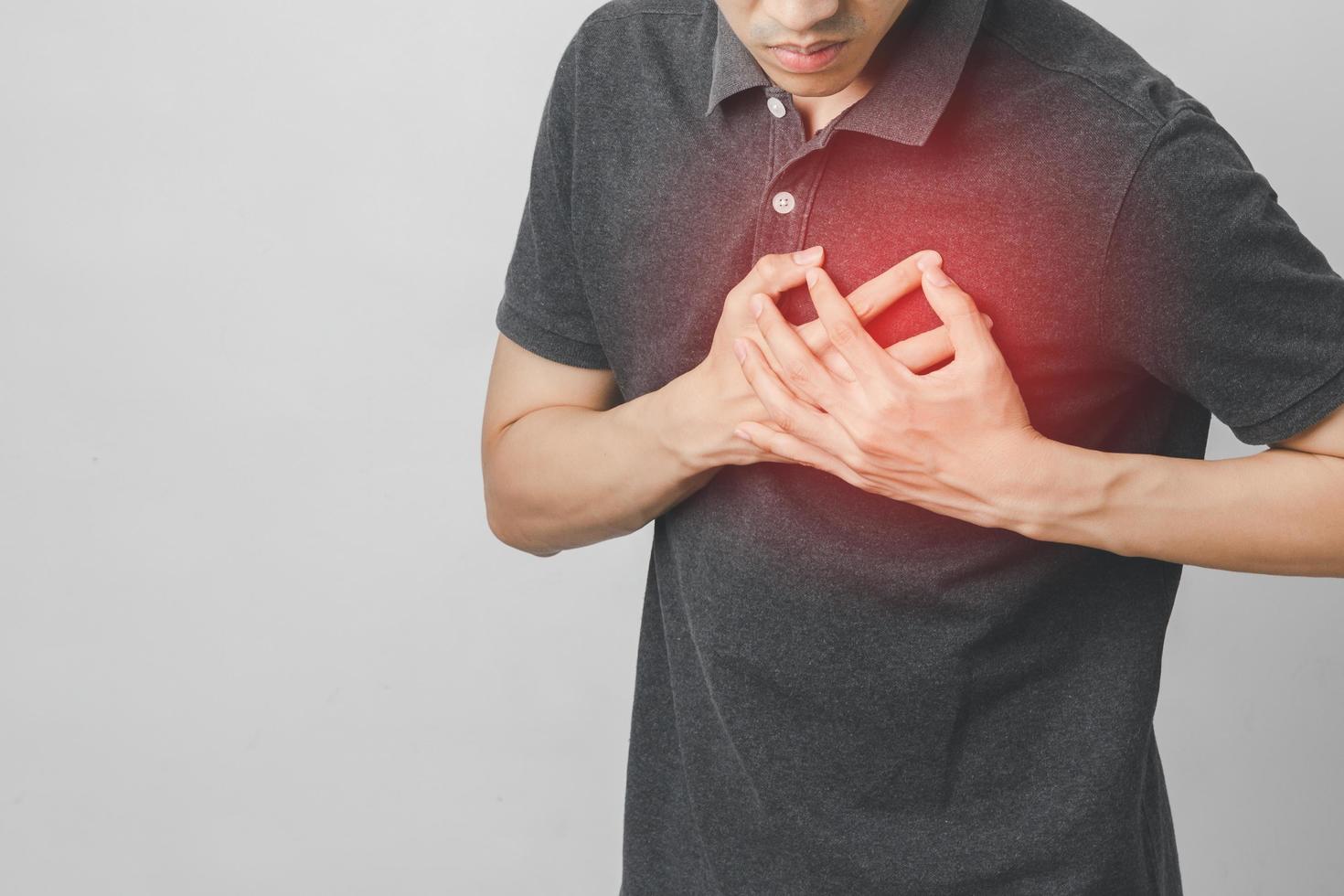 l'uomo ha dolore al petto che soffre di malattie cardiache, malattie cardiovascolari foto