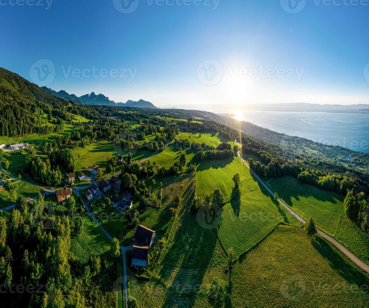 vista panoramica aerea del lago di ginevra dal drone foto