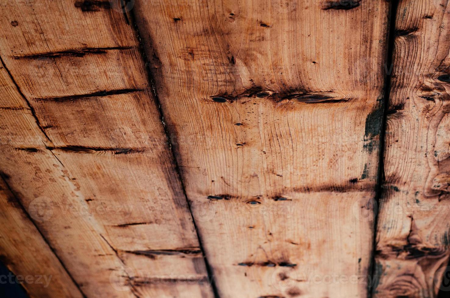 vecchio soffitto in legno naturale da vicino foto