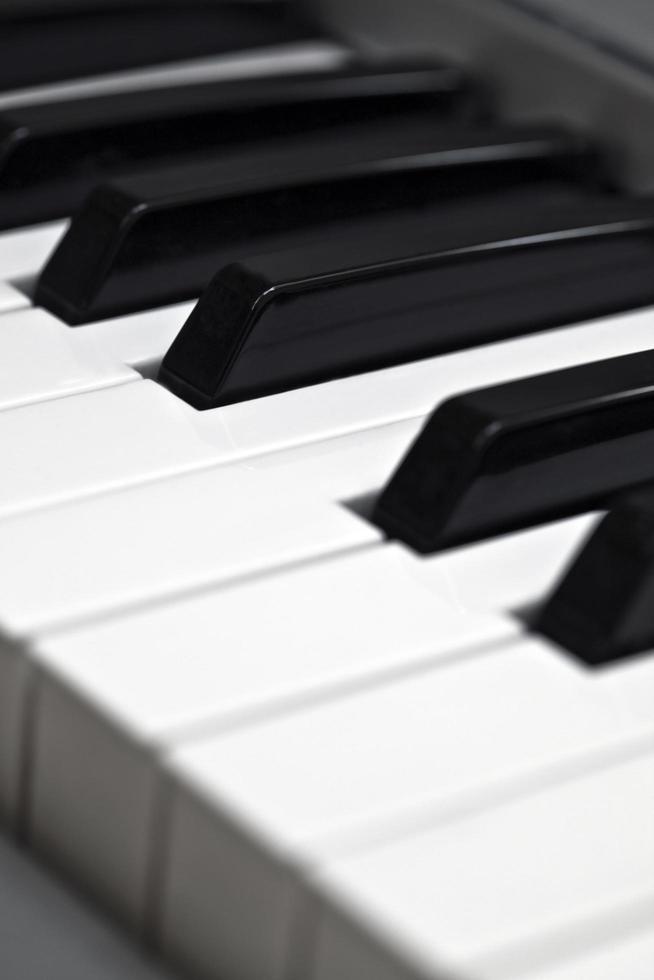 tasti del pianoforte di uno strumento musicale melodico foto