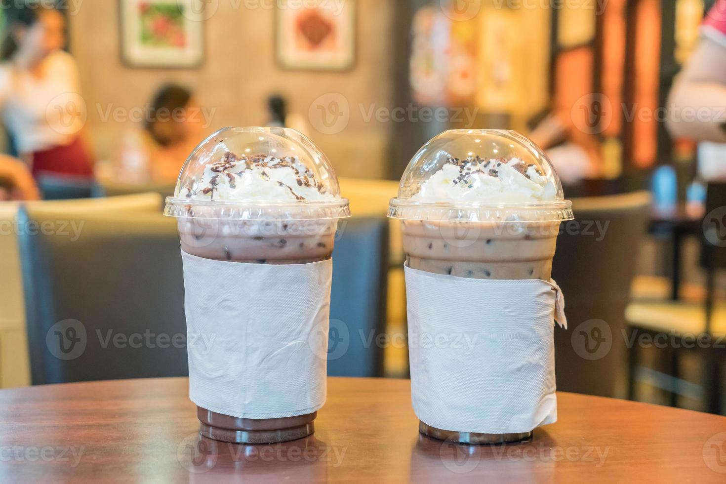 cioccolato ghiacciato e caffè freddo con panna montata foto