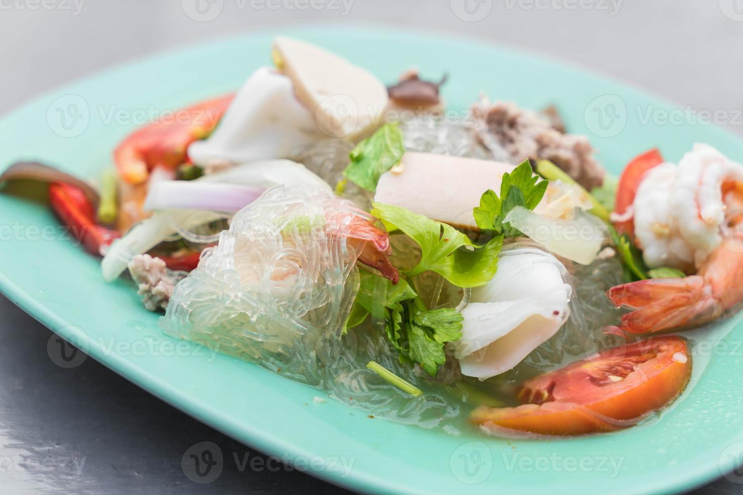 Insalata piccante di vermicelli di mare foto